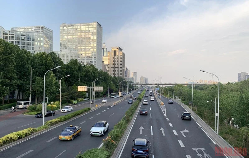 Ô-tô lưu thông trên đường phố Bắc Kinh. (Ảnh: HỮU HƯNG)