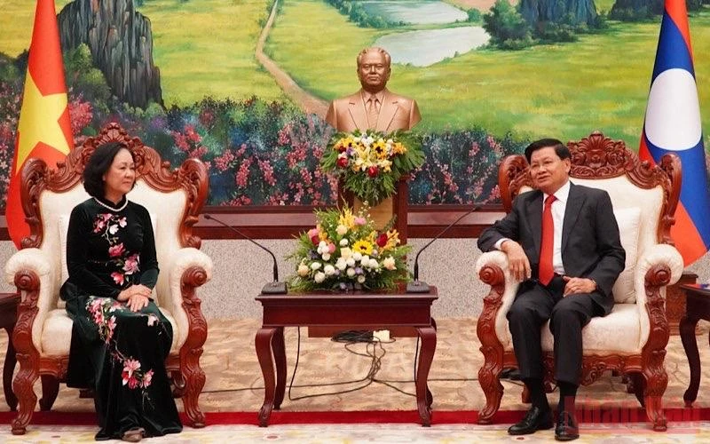 Tổng Bí thư, Chủ tịch nước Lào Thongloun Sisoulith (phải) tiếp đồng chí Trương Thị Mai tại trụ sở Trung ương Đảng Nhân dân Cách mạng Lào, chiều 31/5. (Ảnh: XUÂN SƠN)