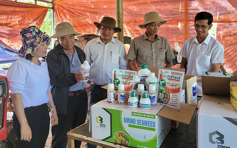 Thời gian qua, người dân ở các tỉnh Tây Nguyên đẩy mạnh việc sử dụng phân bón hữu cơ và thuốc BVTV sinh học.