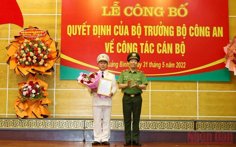 Thiếu tướng Lê Văn Tuyến, Thứ trưởng Công an trao quyết định điều động, bổ nhiệm cho Đại tá Nguyễn Hữu Hợp.