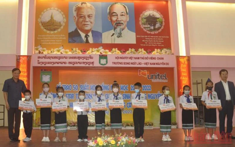 Đại sứ Việt Nam Nguyễn Bá Hùng cùng các học sinh Trường song ngữ Lào-Việt Nam Nguyễn Du tại buổi lễ. (Ảnh: Cộng tác viên)