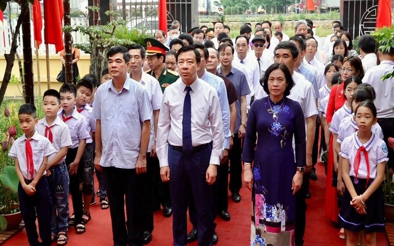 Lãnh đạo tỉnh Hải Dương dâng hoa, dâng hương tưởng nhớ Chủ tịch Hồ Chí Minh.