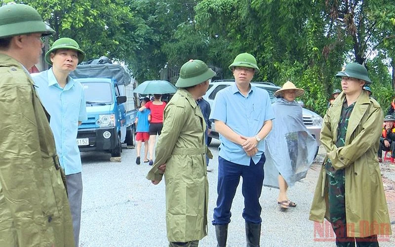 Lãnh đạo thành phố Thái Nguyên chỉ đạo các lực lượng tìm kiếm nạn nhân bị lũ trên sông Cầu cuốn trôi.