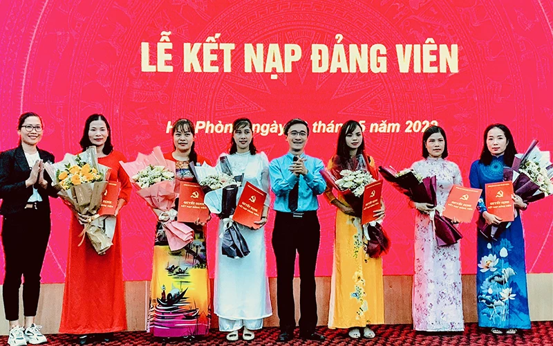 Lễ kết nạp đảng viên cho quần chúng ưu tú của Công ty Tohoku Pioneer Việt Nam. (Ảnh: Quang Dũng)