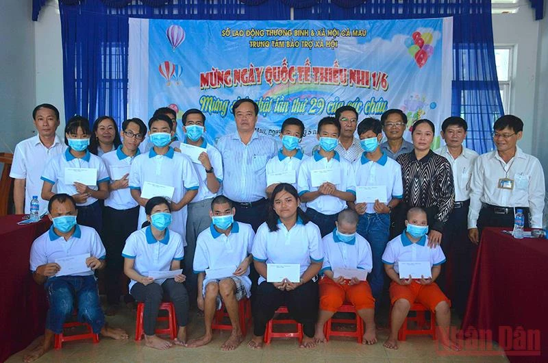 Chủ tịch tỉnh Cà Mau tặng quà cho trẻ em có hoàn cảnh đặc biệt khó khăn tại Trung tâm Bảo trợ xã hội tỉnh Cà Mau.