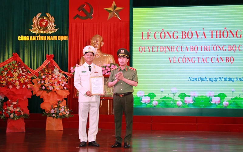 Trung tướng Lê Quốc Hùng, Thứ trưởng Công an, trao Quyết định của Bộ trưởng Công an về việc điều động, bổ nhiệm Đại tá Trần Minh Tiến giữ chức vụ Giám đốc Công an tỉnh Nam Định.