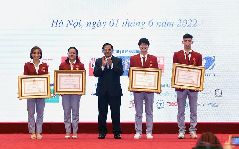 Thủ tướng Phạm Minh Chính trao Huân chương Lao động hạng Nhì tặng một số vận động viên có thành tích xuất sắc.