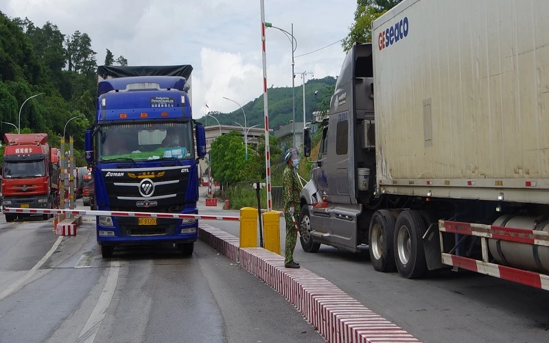 Các lực lượng chức năng hướng dẫn xe trở nông sản xuất khẩu qua cửa khẩu quốc tế Hữu Nghị (Cao Lộc).