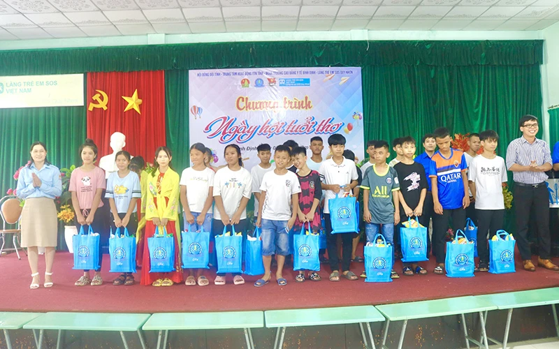 Tặng quà cho trẻ em tại Làng Trẻ em SOS Quy Nhơn, thành phố Quy Nhơn, tỉnh Bình Định.
