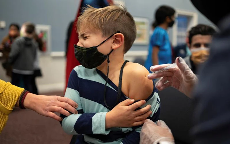 Em Levi Forst, 7 tuổi, được tiêm vaccine ngừa Covid-19 tại bang Pennsylvania, Mỹ, tháng 11/2021. (Ảnh: Reuters)