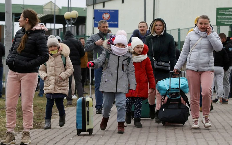 Nhiều người Ukraine đổ về biên giới giáp Ba Lan sau khi Nga triển khai chiến dịch quân sự đặc biệt tại miền đông Ukraine. (Ảnh: Reuters)