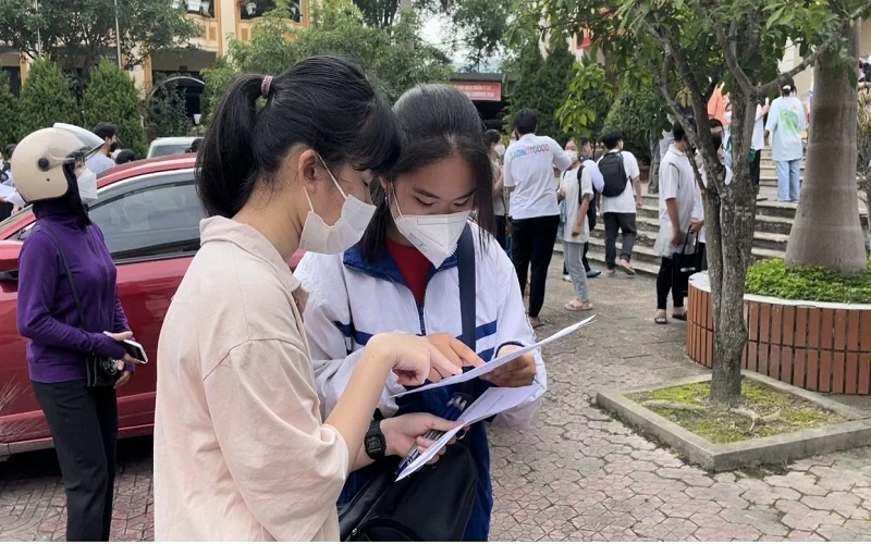 Học sinh dự thi tuyển sinh lớp 10 tại Trường THPT chuyên Lê Quý Đôn.