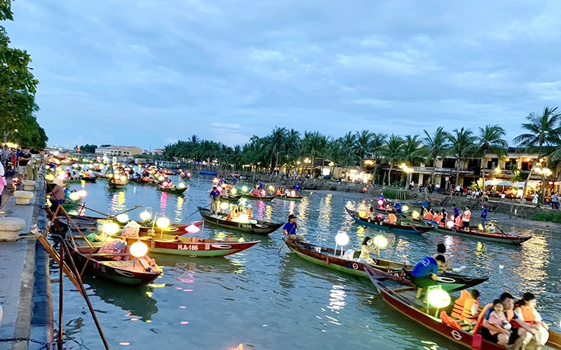 Du khách đi thuyền trên sông Hoài, Quảng Nam (Ảnh minh họa: Tấn Nguyên).