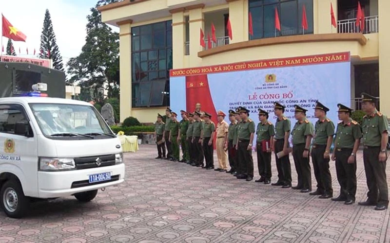 Bàn giao xe ô tô phục vụ công tác cho Công an xã ở khu vực biên giới trong tỉnh Cao Bằng.