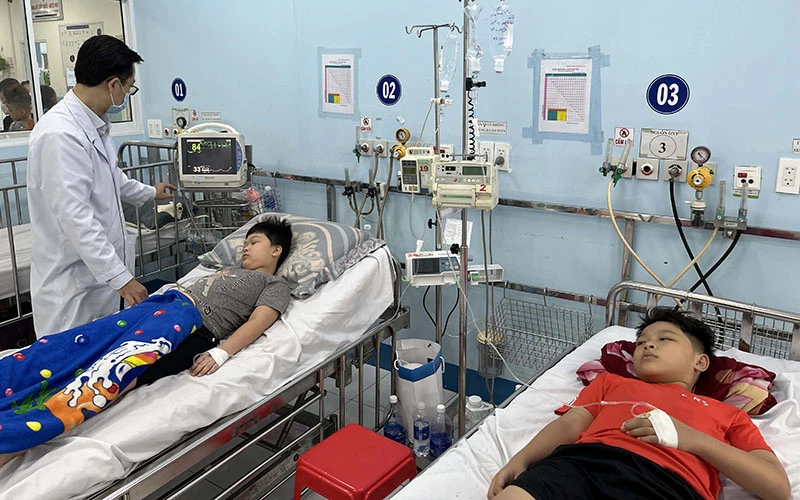 Trẻ bị sốt xuất huyết đang được điều trị tại bệnh viện Nhi Đồng 1, Thành phố Hồ Chí Minh (Ảnh: Mạnh Hảo).