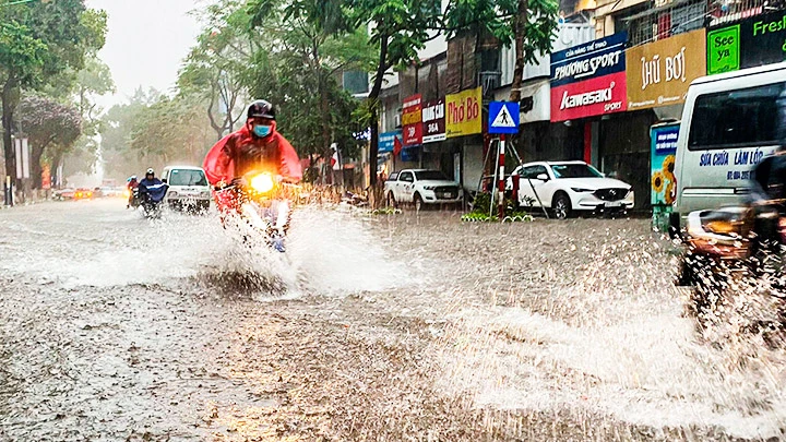 Khi mưa giông to gây úng ngập, người dân nên tránh các điểm có điện và gọi tới số đường dây nóng để được hỗ trợ kịp thời.