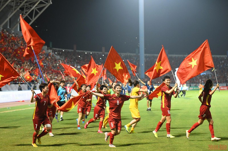 Đội tuyển nữ Việt Nam ăn mừng tấm Huy chương Vàng SEA Games 31. (Ảnh: THÀNH ĐẠT)
