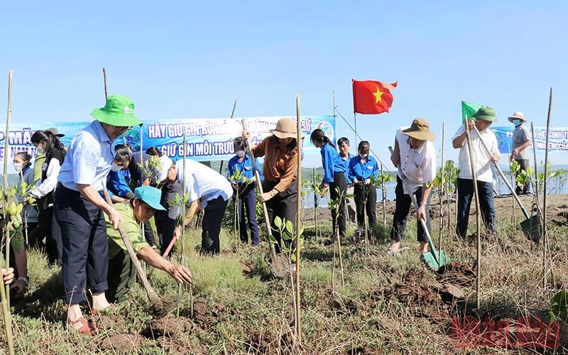 Các đại biểu tham gia trồng cây tại khu vực danh thắng quốc gia đầm Ô Loan, huyện Tuy An, Phú Yên.