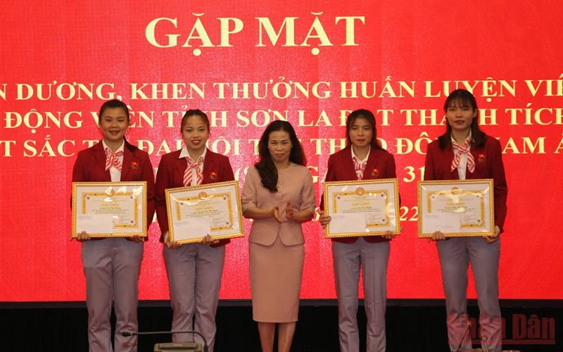 Hội Khuyến học tỉnh Sơn La tặng Giấy khen cho 4 vận động viên tham dự SEA Games 31.