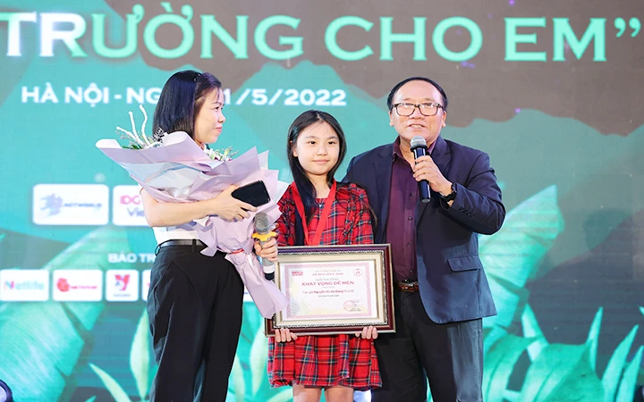 Tác giả Nguyễn Vũ An Băng nhận giải thưởng Khát vọng Dế Mèn. (Ảnh BAN TỔ CHỨC)