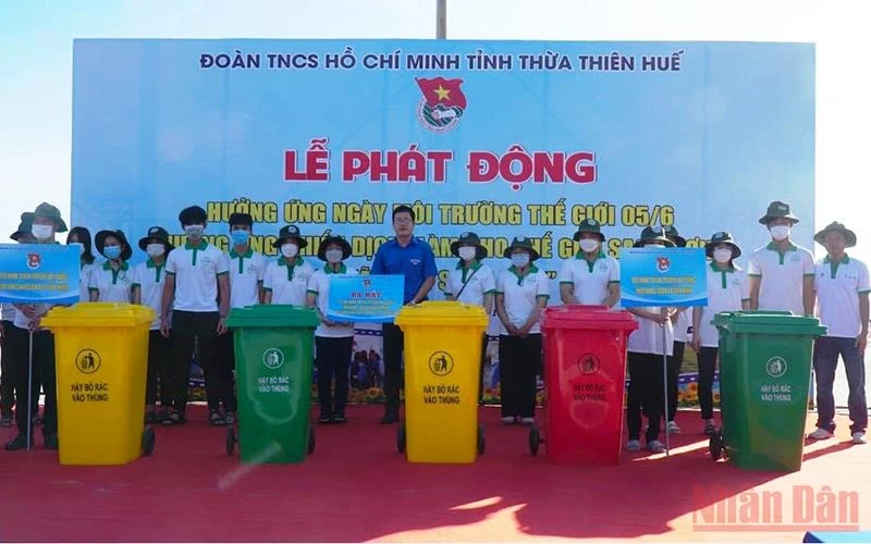 Ra mắt các đội hình tuyên truyền xây dựng nhà hàng, quán ăn văn minh và chợ dân sinh giảm rác thải nhựa. (Ảnh: N.V)