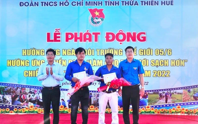 Lãnh đạo Ban Dân vận Tỉnh ủy và Tỉnh đoàn Thừa Thiên Huế trao tặng Huy hiệu "Tuổi trẻ dũng cảm" cho 2 thanh niên dũng cảm cứu người bị đuối nước.