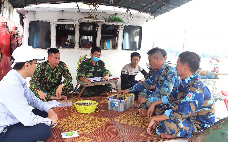 Ðoàn kiểm tra liên ngành tuyên truyền cho ngư dân Nghệ An đánh bắt thủy sản đúng quy định. (Ảnh NGUYỄN HẢI) 