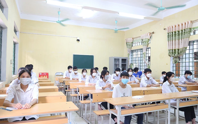 Các thí sinh tại Trường trung học phổ thông Bình Xuyên (huyện Bình Xuyên) chuẩn bị nhận đề thi môn Ngữ văn.