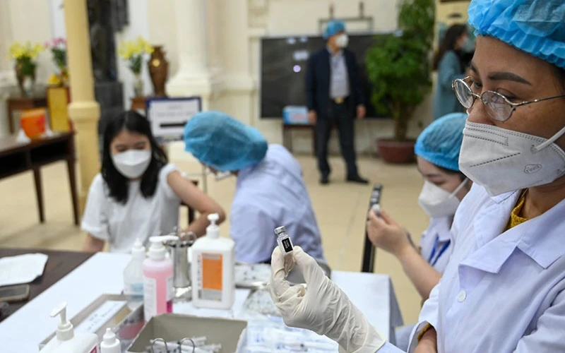 Tiêm vaccine cho học sinh trung học cơ sở ở Hà Nội vào tháng 11/2021 (Ảnh minh họa: Duy Linh).
