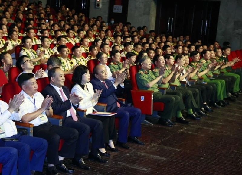 Chủ tịch nước Nguyễn Xuân Phúc dự Chương trình giao lưu nghệ thuật "Sống trong lòng dân". (Ảnh:Thống Nhất/TTXVN)