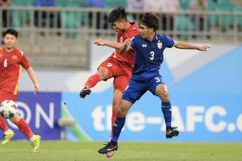 Cú dứt điểm đẳng cấp của Nguyễn Văn Tùng trong trận U23 Việt Nam gặp U23 Thái Lan, ngày 2/6/2022. (Ảnh: Ngọc Duy) 