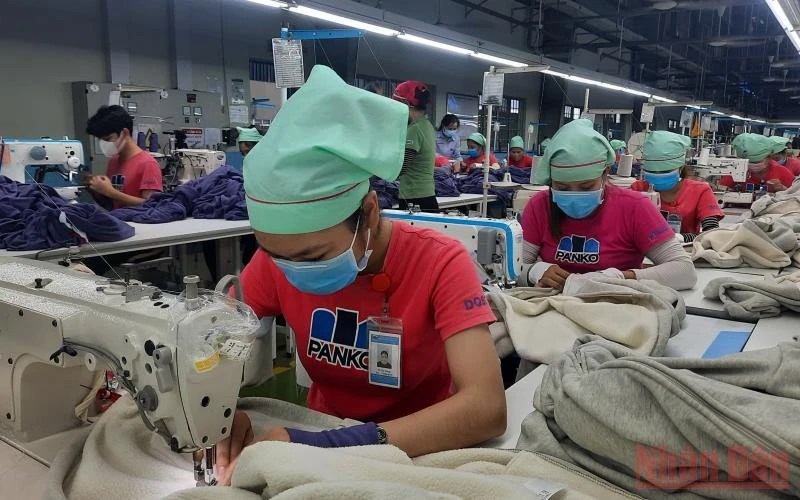 Bảo hiểm xã hội Việt Nam đã triển khai giảm đóng vào các quỹ Bảo hiểm xã hội và chi hỗ trợ từ nguồn quỹ Bảo hiểm thất nghiệp với tổng kinh phí hơn 45.444 tỷ đồng cho người lao động và người sử dụng lao động. (Ảnh: Trung Tâm)