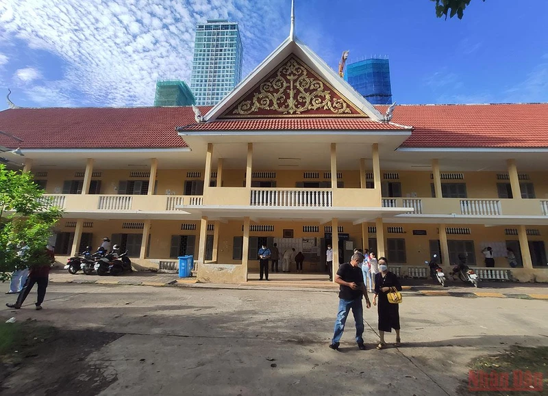 Một điểm bầu cử tại Phnom Penh mở cửa chuẩn bị đón cử tri, sáng 5/6 (Ảnh: Nguyễn Hiệp)