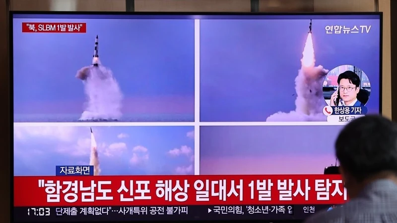 Bản tin về 1 vụ phóng tên lửa đạn đạo tầm ngắn của Triều Tiên phát sóng trên truyền hình Hàn Quốc, Seoul, ngày 7/5/2022. (Ảnh: Yonhap)