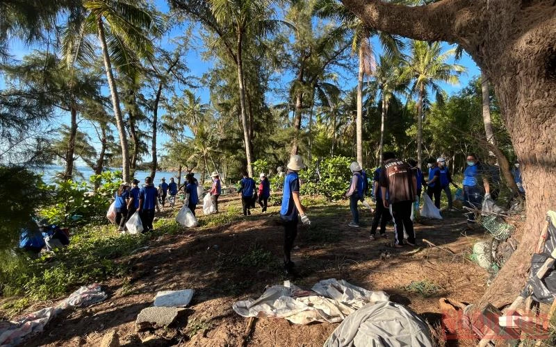 Hàng trăm học sinh, sinh viên, tình nguyện viên nhặt rác làm sạch bãi biển.