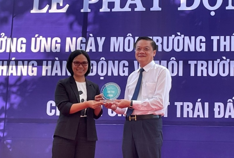 Bà Trần Thị Hải, Giám đốc Chương trình Phát triển Bền vững của WWF-Việt Nam trao kỷ niệm chương của chương trình Thành phố Xanh quốc tế cho lãnh đạo Cần Thơ.