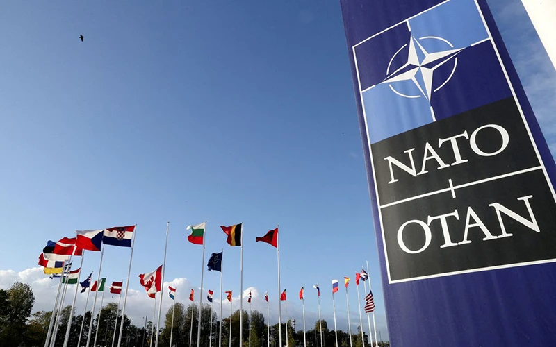 Cờ của các quốc gia thành viên bên ngoài trụ sở NATO tại Brussels, Bỉ, ngày 21/10/2021. (Ảnh: Reuters)