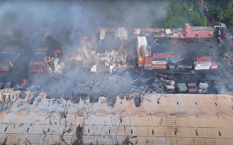 Hình ảnh được chụp từ trên cao vào ngày 5/6 cho thấy lửa vẫn âm ỉ cháy trong kho chứa container ở thị trấn Sitakunda. (Ảnh: Reuters)