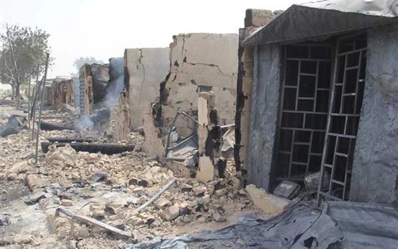 Nhiều ngôi nhà và cửa hàng bị các tay súng tình nghi khủng bố đốt phá trong một vụ tấn công ở Auno, Nigeria. (Ảnh: AFP/TTXVN)