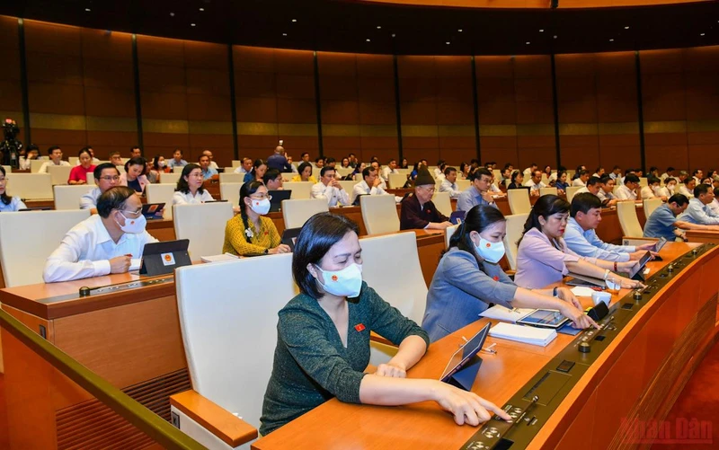 Các đại biểu Quốc hội biểu quyết thông qua Nghị quyết về Chương trình giám sát của Quốc hội năm 2023. (Ảnh: NGUYÊN KHOA)