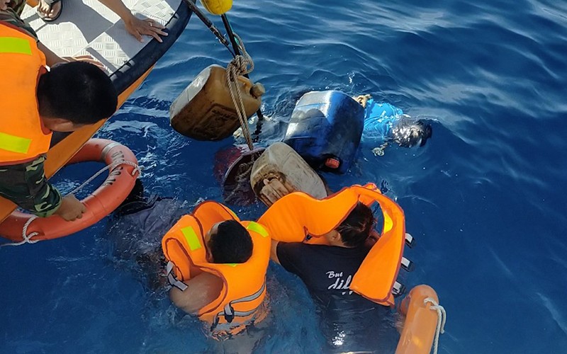 Lực lượng Biên phòng tập trung cứu nạn, cứu hộ các ngư dân gặp nạn trên vùng biển xảy ra vụ va chạm tàu.