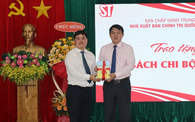 Giám đốc, Tổng Biên tập Nhà xuất bản Chính trị quốc gia Sự thật PGS, TS Phạm Minh Tuấn (bên trái) tặng sách tới Thành ủy Cam Ranh. (Ảnh: PHONG NGUYÊN)