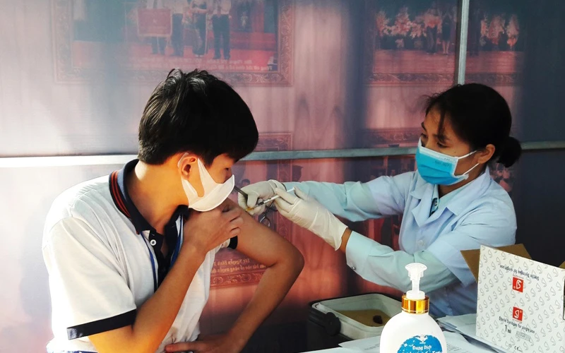 Tiêm chủng vaccine phòng Covid-19 cho học sinh ở Thanh Hóa.