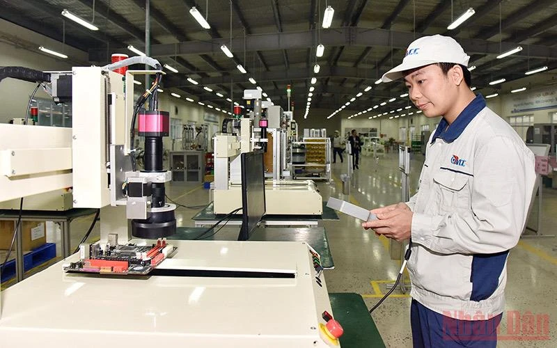 Sản xuất thiết bị tự động tại Khu công nghiệp Nam Thăng Long, Hà Nội. (Ảnh THU HÀ)