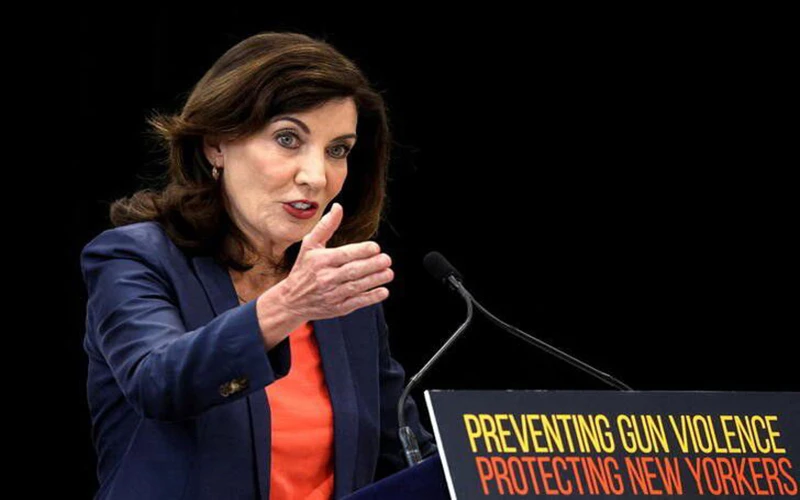Thống đốc bang New York Kathy Hochul phát biểu trong lễ ký thành luật dự luật về kiểm soát súng đạn, ngày 6/6. (Ảnh: Reuters)