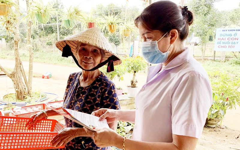 Nhân viên y tế xã Hải Yang tuyên truyền cho người dân về các biện pháp phòng, chống bệnh sốt xuất huyết.