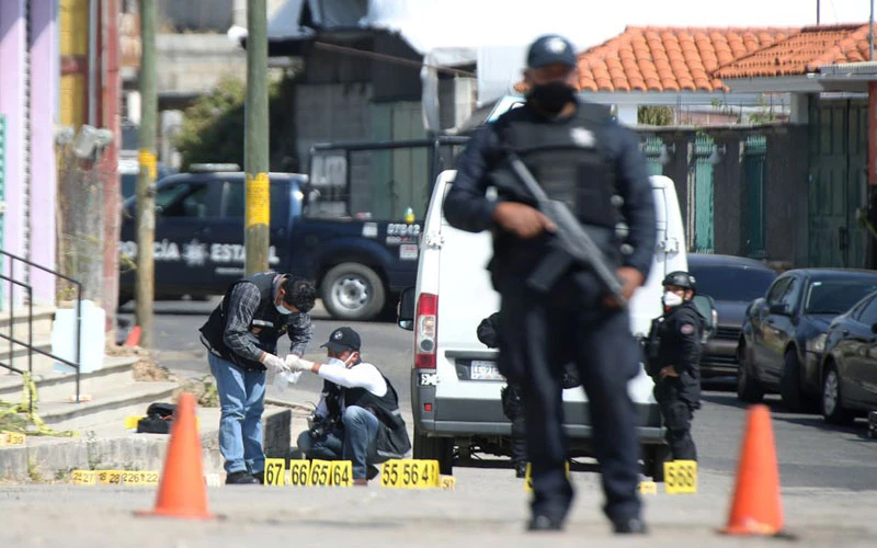 Cảnh sát làm việc tại hiện trường xả súng tại Coatepec Harinas, Mexico, ngày 19/3/2021. (Ảnh: Reuters)