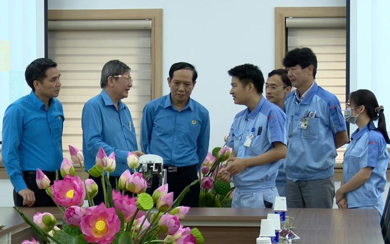 Lãnh đạo Tổng Liên đoàn lao động Việt Nam và thành phố Hà Nội trò chuyện với các gương sáng kiến của Công ty trách nhiệm hữu hạn Điện Stanley Việt Nam.