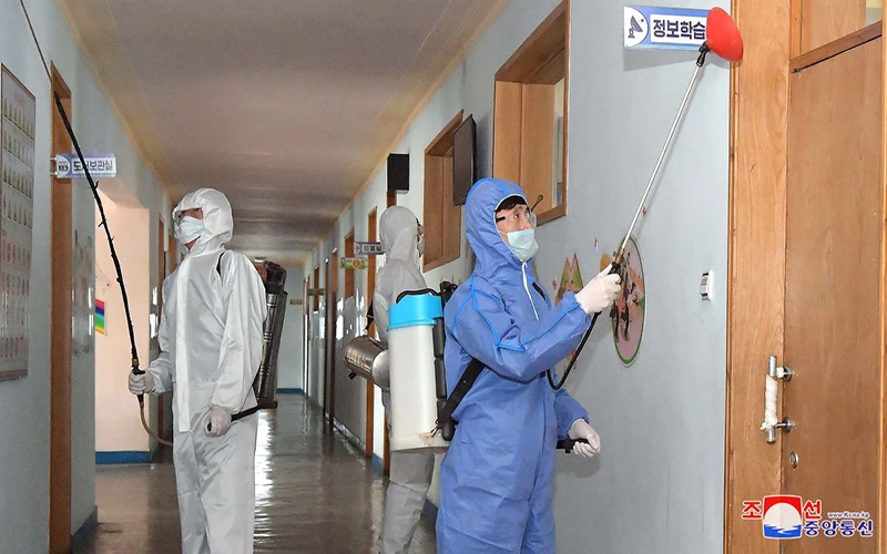 Tình nguyện viên tham gia phun khử trùng trong chiến dịch chống virus tại thủ đô Bình Nhưỡng. (Ảnh do KCNA công bố ngày 4/3/2020)