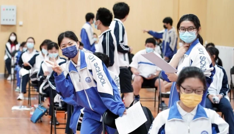 Các thí sinh chuẩn bị vào làm bài thi đầu tiên tại một điểm thi ở thành phố Bắc Kinh. (Ảnh: Tân Hoa xã)